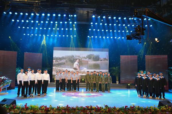 新華集團舉辦“2015年金秋文藝晚會暨授牌典禮” 第 3 張