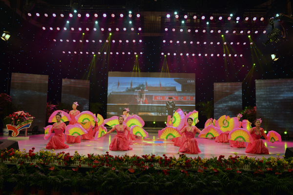 新華集團舉辦“2015年金秋文藝晚會暨授牌典禮” 第 5 張