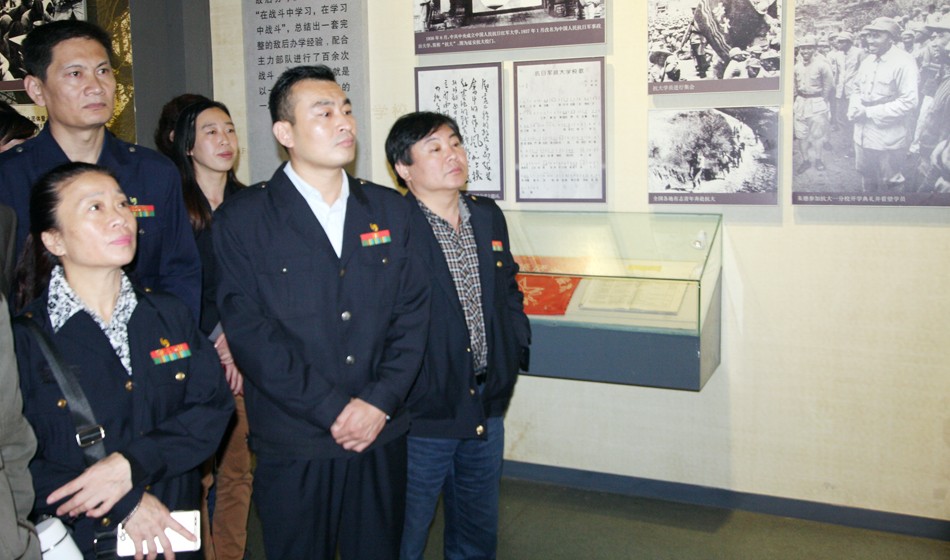 緬懷先烈 不忘初心 ——行政黨支部開展黨員現(xiàn)場教育活動 第 2 張