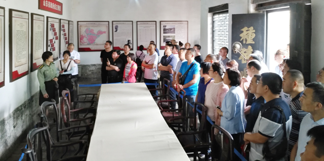 不忘初心 砥礪前行 ——臨沂新華開展主題黨日教育活動 第 2 張