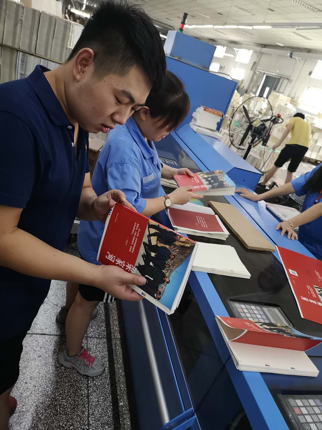 臨沂新華全力以赴保障習(xí)近平系列黨政閱讀用書(shū)《 梁家河》印制工作 第 7 張