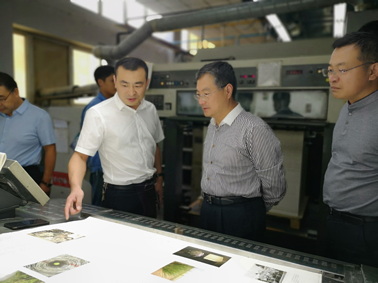 山東省新聞出版廣電局領(lǐng)導(dǎo)蒞臨臨沂新華參觀指導(dǎo)工作 第 5 張