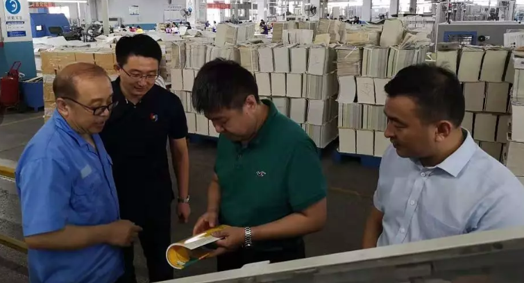 山東出版?zhèn)髅焦煞萦邢薰绢I(lǐng)導(dǎo)蒞臨臨沂新華檢查指導(dǎo)2019年秋季教材印制工作 第 3 張